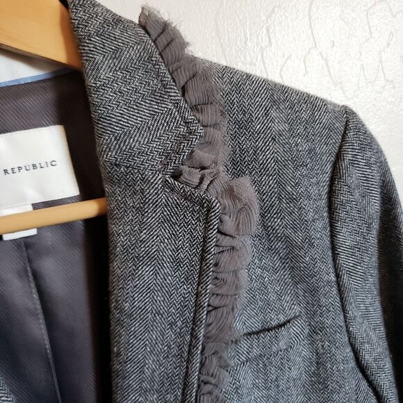 Banana Republic Tweed Wool Blend Blazer Jacket Ruffled Trim Grey Size Women's 4 - Picture 6 of 10